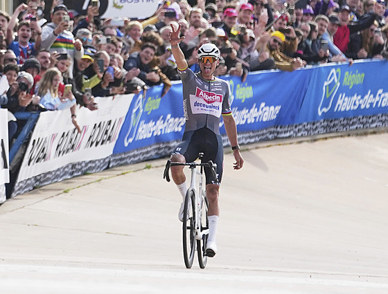 Nizozemský cyklista Mathieu van der Poel fini�uje na velodromu v Roubaix.