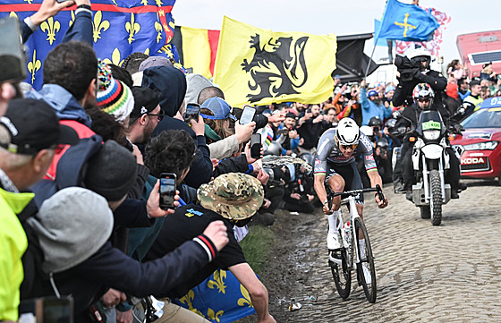 Mathieu van der Poel bojuje na Pa�í��Roubaix.