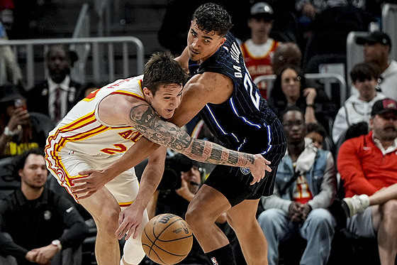 Vít Krejí z Atlanta Hawks a Tristan da Silva z Orlando Magic bojují o mí.