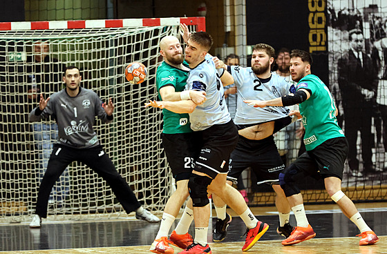 Karvin�tí házenká�i Jan U�ek a Vojt�ch Patzel brání lovosické protivníky.