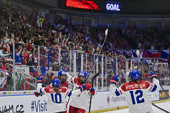 �eské hokejistky slaví gól Terezy Vani�ové na MS v �eských Bud�jovicích proti...