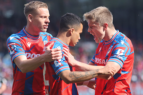 Radost plzeských fotbalist po gólu Cadua (uprosted) proti praské Dukle.