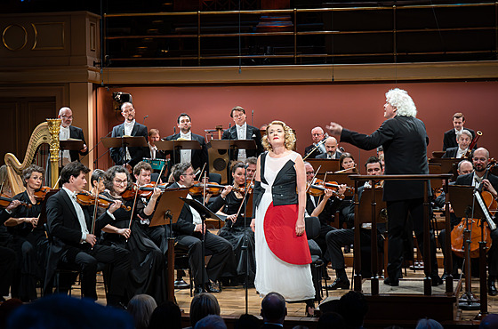 P�vkyn� Magdalena Ko�ená, dirigentt Simon Rattle a �lenové �eské filharmonie...