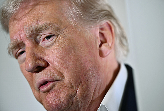 Donald Trump mluví s noviná�i na palub� AirForce 1. (12. dubna 2025)