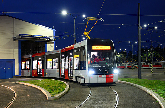 Praský dopravní podnik uvedl do zkuebního provozu zbrusu novou tramvaj typu...