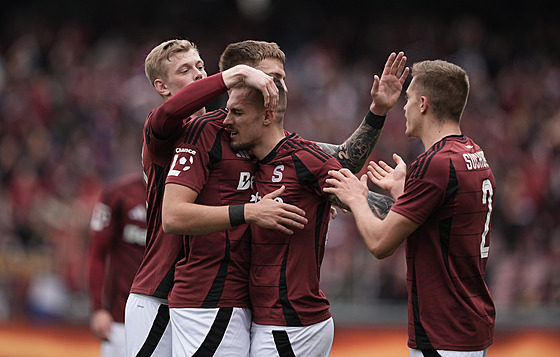 Spar�an�tí fotbalisté oslavují trefu Luká�e Haraslína, gól proti Mladé...