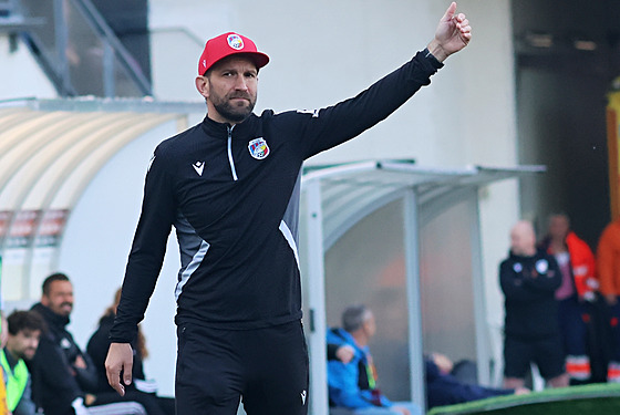 Plzeský asistent trenéra Marek Bako bhem utkání proti Dukle