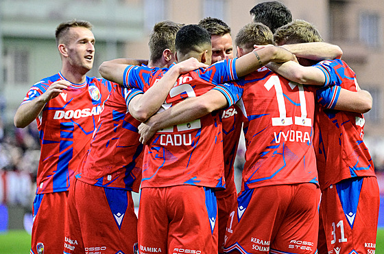 Fotbalisté Plzn se radují z gólu.
