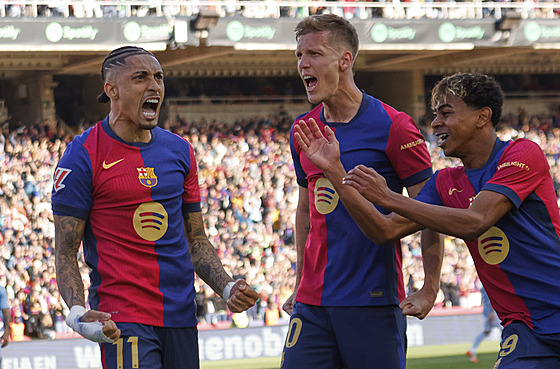 Fotbalisté Barcelony se radují z gólu, který vst�elil Raphinha (vlevo).