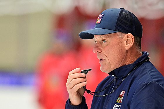 Radim Rulík píská do píalky bhem tréninku eské reprezentace v Karlových...