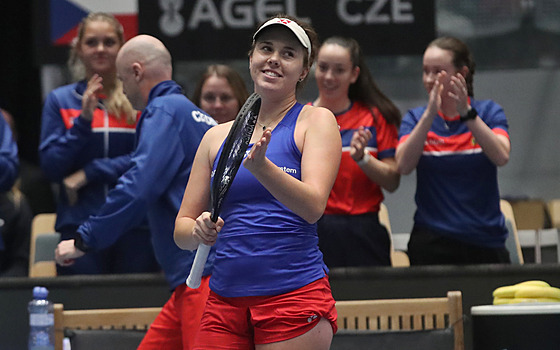 Linda Nosková slaví výhru v kvalifikaci BJK Cupu v Ostrav� proti Brazílii.