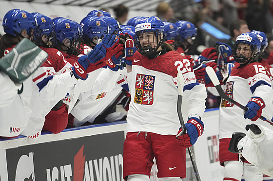 Tereza Plosová slaví se spoluhrá�kami gól proti USA.