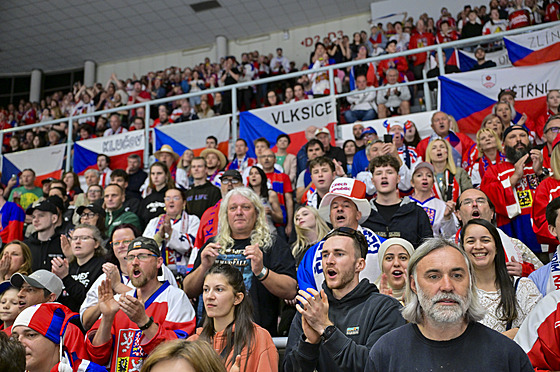 Podpora domácího týmu v eskobudjovické aren pi semifinále s USA.