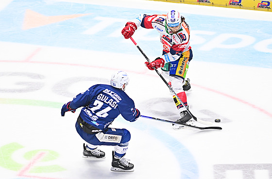 Michal Gula�i a Luká� Sedlák v souboji o puk.