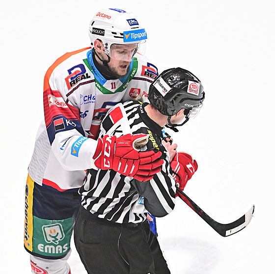 Jáchym Kondelík p�i oslavách gólu objal i sudího.