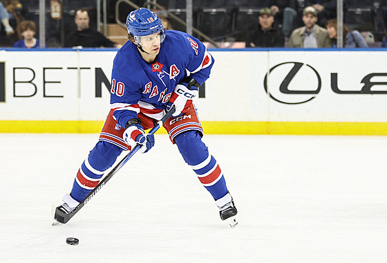 Ruský hokejista Art�mij Panarin si chystá puk na st�elu.