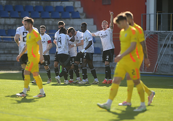 Zlín�tí fotbalisté se radují z gólu v utkání proti Jihlav�.
