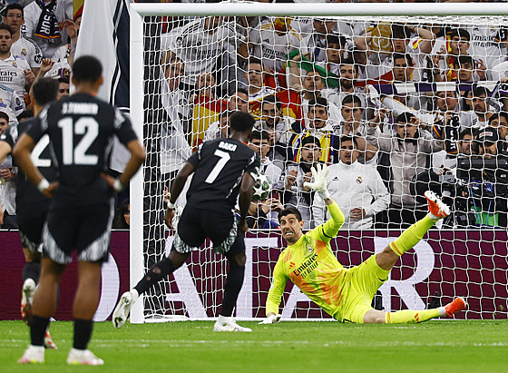 Thibaut Courtois chytá penaltu Bukayovi Sakovi.
