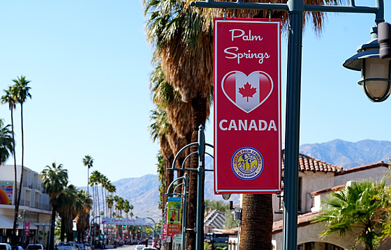 Palm Springs vyvsilo po mst desítky  transparent, které zdrazují podporu...