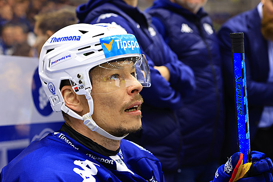 Obránce Komety Marek �aloga b�hem �estého semifinále proti Spart�.