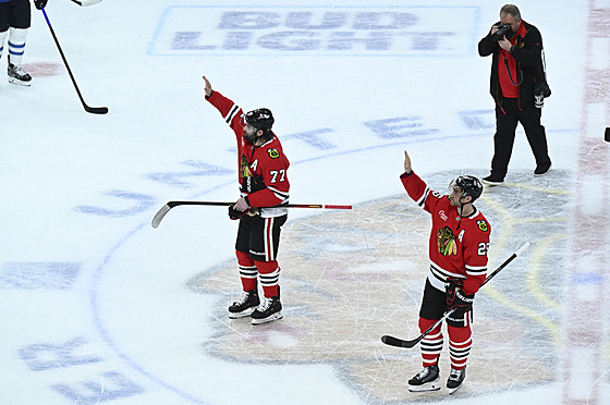 Patrick Maroon (vlevo) a Alec Martinez ze Chicaga mávají fanou�k�m, zápasem...