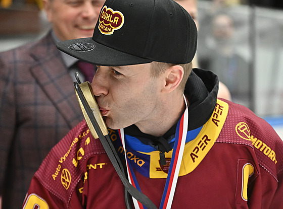 Kapitán Dukly Tomá� �achotský p�ebírá pohár po vít�zství Jihlavy nad Zlínem ve...