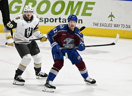 Gabriel Landeskog (vpravo) v dresu farmá�ského celku Colorado Eagles. K zápasu...