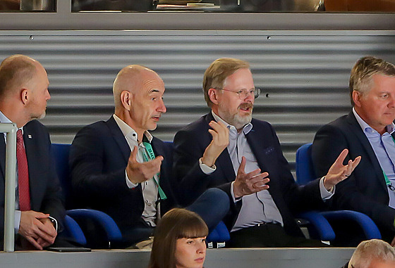 Petr Fiala a hejtman Jiho�eského kraje Martin Kuba sledují zápas �eska s...