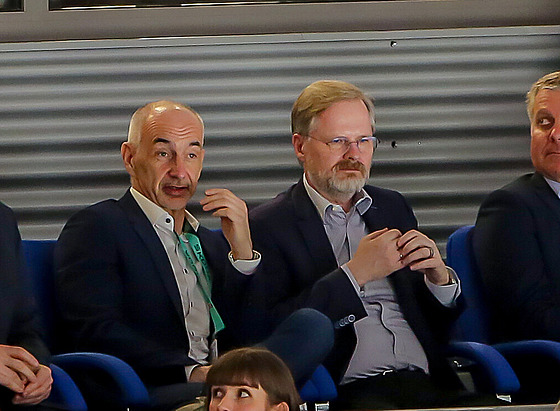 Petr Fiala a hejtman Jihoeského kraje Martin Kuba sledují zápas eska s...