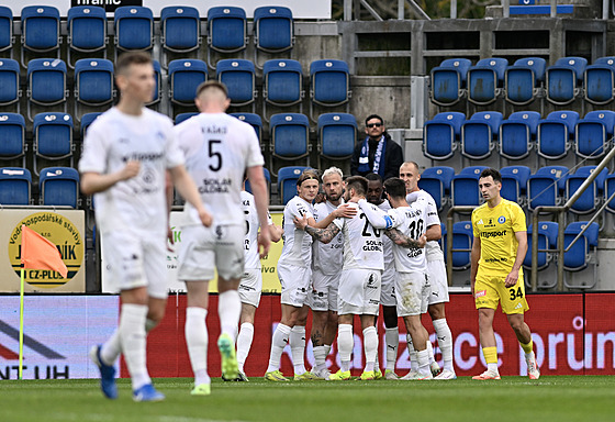 Hrái Slovácka slaví vyrovnávací branku.