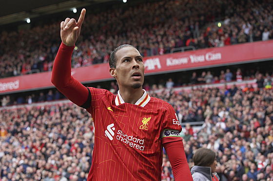 Virgil van Dijk slaví rozhodující branku proti West Hamu.