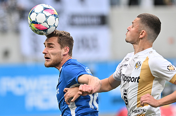 Josef Ko�eluh si na hlav� zpracovává mí�.