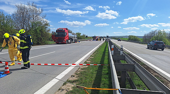 Provoz na D2 ve sm�ru na Brno ochromil únik tekuté síry z cisterny a následná...