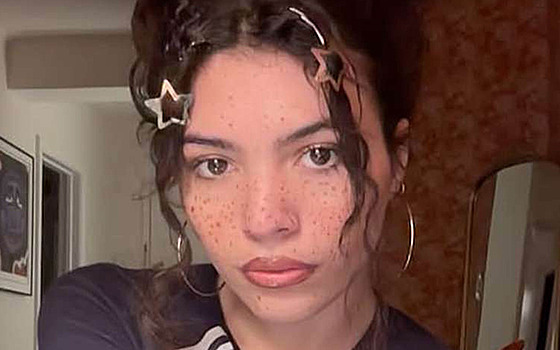 Lexi Jones, dcera Davida Bowieho, napsala báse o tom, e není pouze kopií...