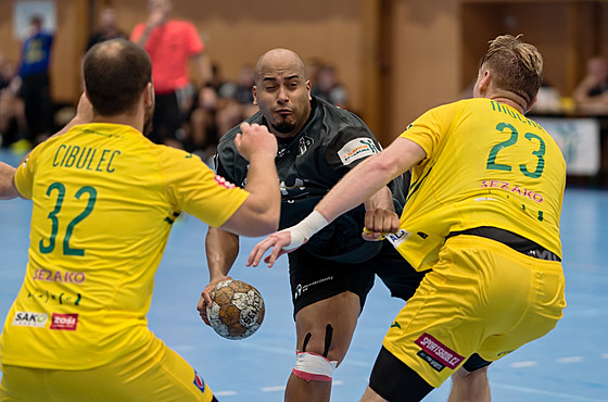 Portorický pivot Edwin Brito Benítez (v erném) patil v minulých letech k...