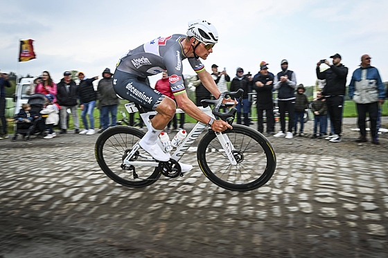 Nizozemský cyklista Mathieu van der Poel na kostkách bhem klasiky...