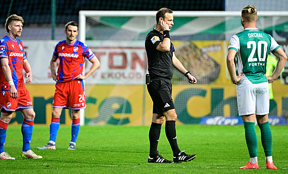 Rozhod�í Luká� Nehasil b�hem utkání Bohemians - Plze�, kdy domácím na...