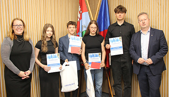 Bronzoví medailisté ze skicrossu dru�stev - Viktorie Janda, Tobiá� Nádaský,...