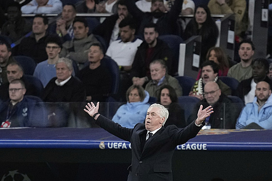 Kou fotbalist Realu Madrid Carlo Ancelotti bhem odvety tvrtfinále Ligy...
