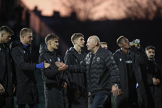 Plze�ský trenér Miroslav Koubek d�kuje svým sv��enc�m po postupu p�es Bohemians...