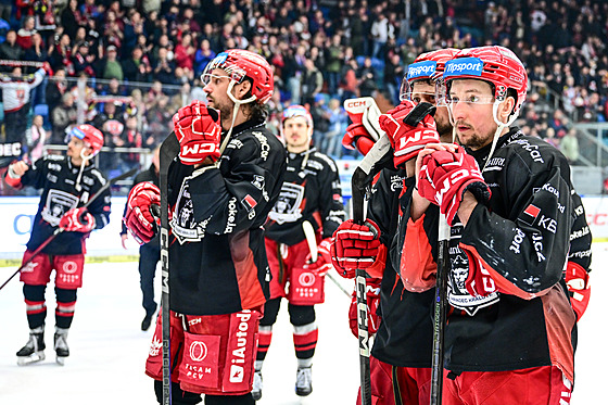 Zklamaní hokejisté Hradce Králové poté, co po�tvrté prohráli s Pardubicemi a...