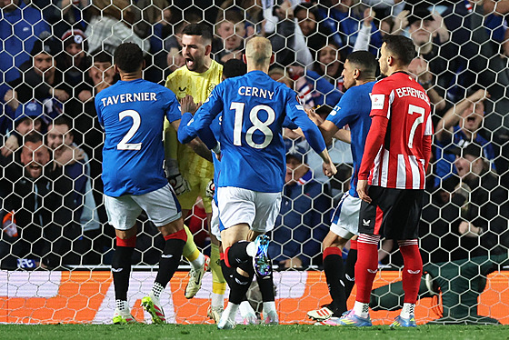 Hrái Rangers bí za gólmanem Liamem Kellym, který práv chytil penaltu v...