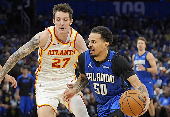 Cole Anthony (50) z Orlando Magic se tla�í ke ko�i Atlanta Hawks, brání ho Vít...