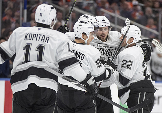 Adrian Kempe (9) slaví se spoluhrá�i z Los Angeles Kings sv�j gól.