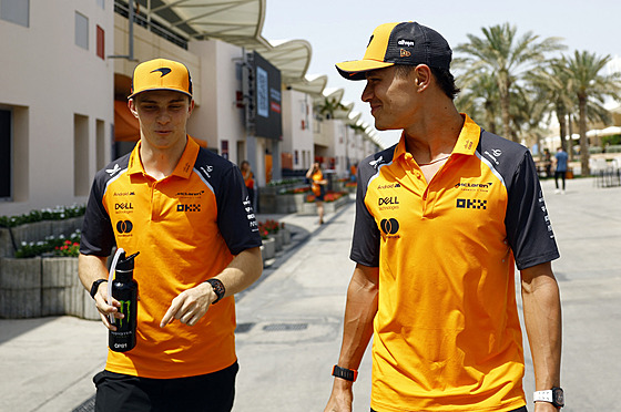 Lando Norris a Oscar Piastri z McLarenu p�ed tréninkem v Bahrajnu