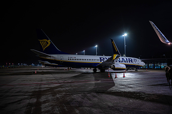 Letadlo spole�nosti Ryanair na leti�ti v belgickém Charleroi