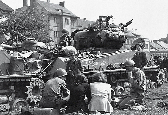 Dobový snímek z osvobození Plzn� v kv�tnu 1945.