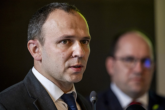 �editel Mikulá� Madaras (vlevo) a ministr zem�d�lství Marek Výborný vystoupili...