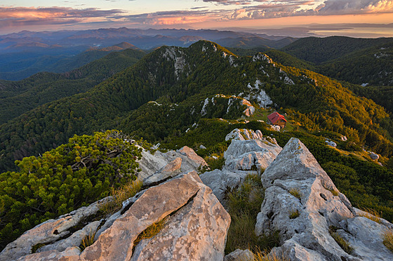 Národní park Risnjak, s impozantními horskými vrcholy a bohatou flórou a...