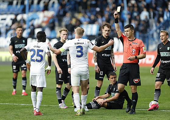 Rozhodí Daniel Vokoun udílí lutou kartu libereckému kapitánovi Janu Mikulovi.